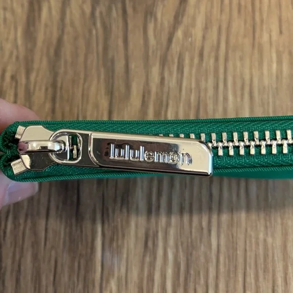 NWT Lululemon Dual Pouch Wristlet In Raceway Green/Citra Lime - Picture 5 of 7